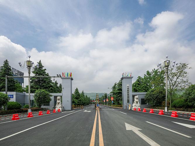 河鋼集團(tuán)舞陽鋼鐵公司是我國寬厚鋼板生產(chǎn)科研基地。擁有4100mm+4100mm和4200mm+4300mm兩條技術(shù)先進(jìn)的雙機(jī)架寬厚鋼板生產(chǎn)線，配套有國內(nèi)寬厚板行業(yè)優(yōu)勢明顯的鋼錠模鑄線及鋼板熱處理設(shè)施，具有雄厚的研發(fā)制造實(shí)力。具有年產(chǎn)鋼500萬噸、寬厚鋼板360萬噸、銷售收入200億元的綜合實(shí)力。