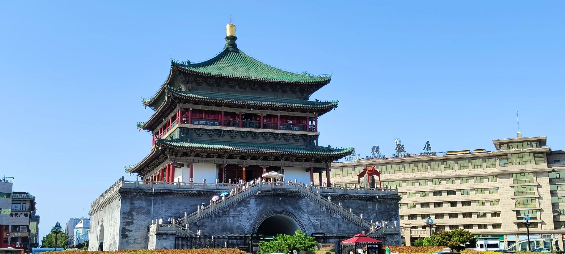 西安是國務(wù)院公布的首批國家歷史文化名城，有西周、秦、西漢、唐等在內(nèi)的13個朝代在此建都，是世界四大古都之一，中國古都學(xué)會認定的中國建都朝代最多、帝都歷史最長的古都。曾經(jīng)作為中國首都和政治、經(jīng)濟、文化中心長達1100多年。旅游景點有秦始皇兵馬俑博物館、大雁塔、陜西歷史博物館、華清池景區(qū)、碑林博物館等