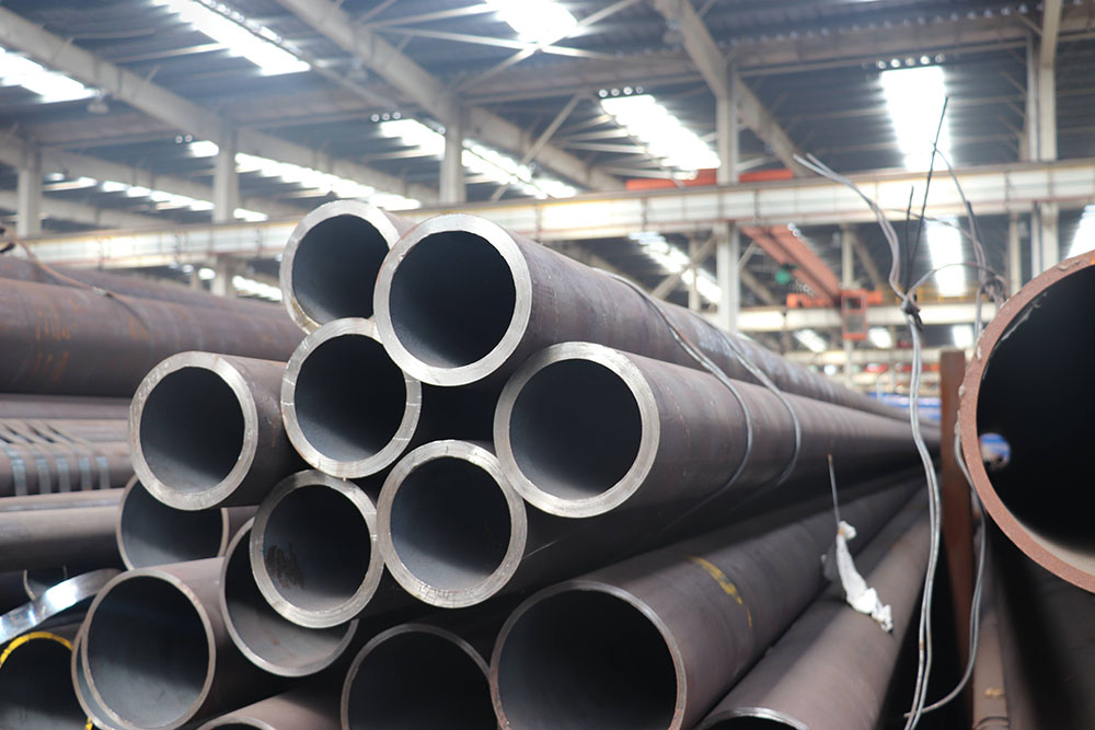 無縫管 (seamless tube)    美標API 5L  無縫管是一種具有中空截面、周邊沒有接縫的長條鋼材。鋼管具有中空截面，大量用作輸送流體的管道，如輸送石油、天然氣、煤氣、水及某些固體物料的管道等。鋼管與圓鋼等實心鋼材相比，在抗彎抗扭強度相同時，重量較輕，是一種經(jīng)濟截面鋼材，廣泛用于制造結(jié)構(gòu)件和機械零件，如石油鉆桿、汽車傳動軸、自行車架以及建筑施工中用的鋼腳手架等。用鋼管制造環(huán)形零件，可提高材料利用率，簡化制造工序，節(jié)約材料和加工工時，如滾動軸承套圈、千斤頂套等，目前已廣泛用鋼管來制造。鋼管還是各種常規(guī)武器不可缺少的材料，槍管、炮筒等都要鋼管來制造。鋼管按橫截面積形狀的不同可分為圓管和異型管。由于在周長相等的條件下，圓面積最大，用圓形管可以輸送更多的流體。此外，圓環(huán)截面在承受內(nèi)部或外部徑向壓力時，受力較均勻，因此，絕大多數(shù)鋼管是圓管。  但是，圓管也有一定的局限性，如在受平面彎曲的條件下，圓管就不如方、矩形管抗彎強度大，一些農(nóng)機具骨架、鋼木家具等就常用方、矩形管。根據(jù)不同用途還需有其他截面形狀的異型鋼管。  目前，全世界生產(chǎn)無縫管的共計有110多個國家的1850多個公司下的5100多個生產(chǎn)廠，其中生產(chǎn)石油管的有44個國家的170多個公司下的260多個廠。2000年，無縫管全國表觀消費量為418.0萬噸，其中國內(nèi)供應量的382.1萬噸，占國內(nèi)總需求的91.4%。進口為35.9萬噸，占國內(nèi)總需求的8.59%。同年石油管消費量大約為91萬噸。進口約25.2萬噸。進口管占國內(nèi)總消費量的大約70%，其中進口管占國內(nèi)總消費量的27.69%，石油管進口量約占無縫管總進口量的大約70%。從日本進口的石油管占總進口量一半以上。中國最大的石油套管生產(chǎn)基地——天津鋼管公司2000年的鋼管產(chǎn)品出來為52.20萬噸，其中石油套管產(chǎn)量為36.41萬噸。套管占全國石油產(chǎn)量的一半以上。在產(chǎn)量和銷售量上都占中國套管市場的第一位。    從國際和國內(nèi)兩個市場來看，無縫管（包括石油專用管）的現(xiàn)有生產(chǎn)能力均已大于需求。所以，今后的重點應放在充分發(fā)揮現(xiàn)有機組的能力，開發(fā)出高強度等級、高抗擊毀、高抗腐蝕的石油管、高壓鍋爐管和氣瓶管等產(chǎn)品。也是國家針對當前我國鋼鐵市場進行優(yōu)化產(chǎn)品結(jié)構(gòu)的內(nèi)容。這也是增加在國內(nèi)外產(chǎn)品競爭力、擴大市場份額的關(guān)鍵所在。就是說，提高國內(nèi)鋼管企業(yè)的市場競爭力是加和WTO以后國內(nèi)企業(yè)長期的任務和成功發(fā)展的關(guān)鍵。  1.結(jié)構(gòu)用無縫管（GB/T8162-1999）是用于一般結(jié)構(gòu)和機械結(jié)構(gòu)的無縫管。  2.流體輸送用無縫管（GB/T8163-1999）是用于輸送水、油、氣等流體的一般無縫管。  3.低中壓鍋爐用無縫管（GB3087-1999）是用于制造各種結(jié)構(gòu)低中壓鍋爐過熱蒸汽管、沸水管及機車鍋爐用過熱蒸汽管、大煙管、小煙管和拱磚管用的優(yōu)質(zhì)碳素結(jié)構(gòu)鋼熱軋和冷拔（軋）無縫管。  4.高壓鍋爐用無縫管（GB5310-1995）是用于制造高壓及其以上壓力的水管鍋爐受熱面用的優(yōu)質(zhì)碳素鋼、合金鋼和不銹耐熱鋼無縫管。  5.化肥設備用高壓無縫管（GB6479-2000）是適用于工作溫度為-40~400℃、工作壓力為10~30Ma的化工設備和管道的優(yōu)質(zhì)碳素結(jié)構(gòu)鋼和合金鋼無縫管。  6.石油裂化用無縫管（GB9948-88）是適用于石油精煉廠的爐管、熱交換器和管道無縫管。  7.地質(zhì)鉆探用鋼管（YB235-70）是供地質(zhì)部門進行巖心鉆探使用的鋼管，按用途可分為鉆桿、鉆鋌、巖心管、套管和沉淀管等。  8.金剛石巖芯鉆探用無縫管（GB3423-82）是用于金剛石巖芯鉆探的鉆桿、巖心桿、套管的無縫管。  9.石油鉆探管（YB528-65）是用于石油鉆探兩端內(nèi)加厚或外加厚的無縫管。鋼管分車絲和不車絲兩種，車絲管用接頭聯(lián)結(jié)，不車絲管用對焊的方法與工具接頭聯(lián)結(jié)。  10.船舶用碳鋼無縫管（GB5213-85）是制造船舶I級耐壓管系、Ⅱ級耐壓管系、鍋爐及過熱器用的碳素鋼無縫管。碳素鋼無縫管管壁工作溫度不超過450℃，合金鋼無縫管管壁工作溫度超過450℃。  11.汽車半軸套管用無縫管（GB3088-82）是制造汽車半軸套管及驅(qū)動橋橋殼軸管用的優(yōu)質(zhì)碳素結(jié)構(gòu)鋼和合金結(jié)構(gòu)鋼熱軋無縫管。  12.柴油機用高壓油管（GB3093-86）是制造柴油機噴射系統(tǒng)高壓管用的冷拔無縫管。  13.液壓和氣動缸筒用精密內(nèi)徑無縫管（GB8713-88）是制造液壓和氣動缸筒用的具有精密內(nèi)徑尺寸的冷拔或冷軋精密無縫管。  14.冷拔或冷軋精密無縫管（GB3639-83）是用于機械結(jié)構(gòu)、液壓設備的尺寸精度高和表面光潔度好的冷拔或冷軋精密無縫管。選用精密無縫管制造機械結(jié)構(gòu)或液壓設備等，可以大大節(jié)約機械加工工時，提高材料利用率，同時有利于提高產(chǎn)品質(zhì)量。  15.結(jié)構(gòu)用不銹鋼無縫管（GB/T14975-1994）是廣泛用于化工、石油、輕紡、醫(yī)療、食品、機械等工業(yè)的耐腐蝕管道和結(jié)構(gòu)件及零件的不銹鋼制成的熱軋（擠、擴）和冷拔（軋）無縫管。  16.流體輸送用不銹鋼無縫管（GB/T14976-1994）是用于輸送流體的不銹鋼制成的熱軋（擠、擴）和冷拔（軋）無縫管。  17.異型無縫管是除了圓管以外的其他截面形狀的無縫管的總稱。按鋼管截面形狀尺寸的不同又可分為等壁厚異型無縫管（代號為D）、不等壁厚異型無縫管（代號為BD）、變直徑異型無縫管（代號為BJ）。異型無縫管廣泛用于各種結(jié)構(gòu)件、工具和機械零部件。和圓管相比，異型管一般都有較大的慣性矩和截面模數(shù)，有較大的抗彎抗扭能力，可以大大減輕結(jié)構(gòu)重量，節(jié)約鋼材。  一般用無縫管是用10、20、30、35、45等優(yōu)質(zhì)碳結(jié)鋼16Mn、5MnV等低合金結(jié)構(gòu)鋼或40Cr、30CrMnSi、45Mn2、40MnB等合結(jié)鋼熱軋或冷軋制成的。10、20等低碳鋼制造的無縫管主要用于流體輸送管道。45、40Cr等中碳鋼制成的無縫管用來制造機械零件，如汽車、拖拉機的受力零件。一般用無縫管要保證強度和壓扁試驗。熱軋鋼管以熱軋狀態(tài)或熱處理狀態(tài)交貨；冷軋以熱以熱處理狀態(tài)交貨。低中壓鍋爐用無縫管：用于制造各種低中壓鍋爐、過熱蒸汽管、沸水管、水冷壁管及機車鍋爐用過熱蒸汽管、大煙管、小煙管和拱磚管等。  用優(yōu)質(zhì)碳素結(jié)構(gòu)鋼熱軋或冷軋（撥）無縫管。主要用10、20號鋼制造，除保證化學成分和機械性能外要做水壓試驗，卷邊、擴口、壓扁等試驗。熱軋以熱軋狀態(tài)交貨、冷軋（撥）以熱處理狀態(tài)交貨。  無縫管計算公式及舉例說明：（kg/m）W=0.02466×S（D–S）D=外徑S=壁厚  外徑為60mm壁厚4mm的無縫鋼管，求每m重量。每m重量=0.02466×4×（60–4）=5.52kg
