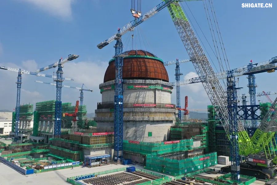 近日，“華龍一號”批量化建設(shè)項(xiàng)目——漳州核電項(xiàng)目2號機(jī)組熱態(tài)性能試驗(yàn)順利完成。河鋼集團(tuán)舞鋼公司生產(chǎn)的高端核電鋼板批量應(yīng)用在漳州核電項(xiàng)目1~4號機(jī)組的穩(wěn)壓器、蒸汽發(fā)生器、人員閘門、設(shè)備閘門、硼注箱等核島級關(guān)鍵設(shè)備制造。  舞鋼公司堅(jiān)定特鋼思路，依托自身深厚的技術(shù)積淀，不斷開發(fā)更多滿足市場需求的高端核電鋼。針對漳州核電項(xiàng)目用鋼特點(diǎn)，舞鋼公司組建專項(xiàng)技術(shù)團(tuán)隊(duì)，進(jìn)一步完善核電鋼板質(zhì)量保證體系，優(yōu)化冶煉、軋制與熱處理工藝，確保了生產(chǎn)出的高端核電用鋼板性能穩(wěn)定，滿足了客戶需求，成功實(shí)現(xiàn)批量應(yīng)用，為“華龍一號”核電項(xiàng)目建設(shè)提供了重要的材料保障，助力我國核電產(chǎn)業(yè)發(fā)展。     b5c22239-6b29-4959-9963-b9c789c943c8.jpg     漳州核電項(xiàng)目是我國自主三代核電技術(shù)“華龍一號”批量化建設(shè)的始發(fā)地，也是全球最大的“華龍一號”核電基地，規(guī)劃建設(shè)6臺“華龍一號”核電機(jī)組，總裝機(jī)容量720萬千瓦，全部投產(chǎn)后年發(fā)電量超600億千瓦時。  從秦山核電站到漳州核電項(xiàng)目，從常規(guī)島到核島，舞鋼公司生產(chǎn)的核電鋼板深度參與了我國眾多核電項(xiàng)目建設(shè)。隨著“華龍一號”批量化建設(shè)的快速推進(jìn)，舞鋼公司將繼續(xù)以“科技創(chuàng)新和技術(shù)營銷”為兩大引擎，助推“雙碳”目標(biāo)實(shí)現(xiàn)，促進(jìn)全球清潔能源發(fā)展貢獻(xiàn)“中國方案”。