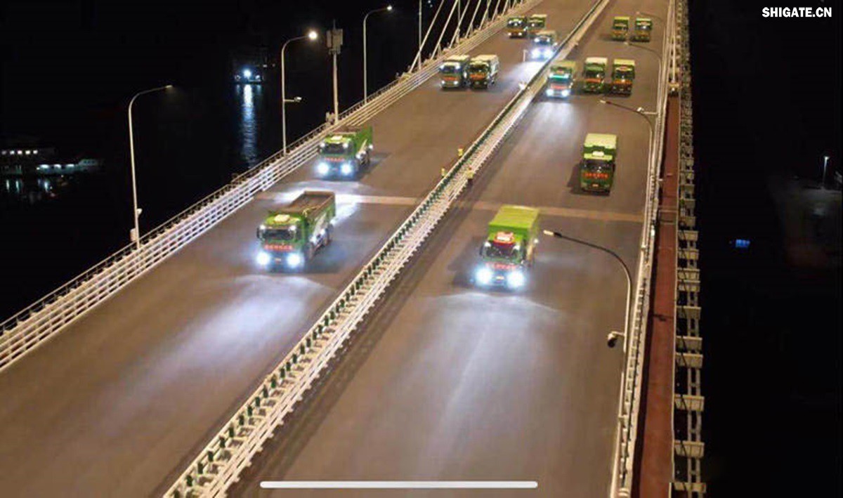 6月16日22時(shí)，世界最大跨度斜拉橋——常泰長江大橋燈火通明，車聲轟鳴，一場通車前的“極限挑戰(zhàn)”正緊張進(jìn)行。30輛總重達(dá)1200噸的四軸加載車，分批列隊(duì)駛上橋面預(yù)先劃定的?？奎c(diǎn)，并由提前布置在橋梁各關(guān)鍵部位的869個(gè)傳感器開展實(shí)時(shí)監(jiān)測，采集測試數(shù)據(jù)。由此，大橋跨江公鐵合建段主橋橋梁荷載試驗(yàn)全面啟動。    AA1GQ79M.jpg    這次荷載試驗(yàn)覆蓋范圍具體包括1座主跨1208米斜拉橋、2座主跨388米鋼桁拱專用航道橋、1座非通航道孔橋以及南北兩座引橋，共設(shè)計(jì)119個(gè)靜載工況和111個(gè)動載工況。其中，最大對稱靜力加載工況將動用110輛四軸加載車，總重達(dá)4400噸。試驗(yàn)將持續(xù)一周，分五個(gè)階段進(jìn)行。試驗(yàn)首日在錄安洲非通航孔橋和常州側(cè)公鐵合建段引橋?qū)嵤? 常泰長江大橋是連通常州與泰興的跨江通道，是長江上首座集高速公路、城際鐵路和普通公路三種功能于一體的雙層復(fù)合型橋梁，計(jì)劃于今年年內(nèi)基本建成。它的上層為雙向六車道高速公路，下層為雙線城際鐵路和普通公路。如此復(fù)雜的結(jié)構(gòu)，如何確保它在未來百年服役中安全可靠？答案就藏在荷載試驗(yàn)中。    AA1GQduQ.jpg    荷載試驗(yàn)堪稱橋梁通車前的“綜合大考”，是確保橋梁安全運(yùn)營的“體檢報(bào)告”。江蘇省交通工程建設(shè)局常泰長江大橋建設(shè)指揮部現(xiàn)場常務(wù)副指揮長夏鵬飛介紹，“荷載試驗(yàn)是檢測橋梁結(jié)構(gòu)安全和承載能力的重要手段，通過科學(xué)的加載測試和數(shù)據(jù)采集分析，驗(yàn)證實(shí)際成橋狀態(tài)與理論設(shè)計(jì)的鍥合度，確保常泰長江大橋運(yùn)營安全。”考慮到大橋主體采用鋼結(jié)構(gòu)和鋼-混凝土組合結(jié)構(gòu)，為最大限度減少晝夜溫差對測試數(shù)據(jù)的影響，所有試驗(yàn)均安排在夜間實(shí)施。  通過一系列科學(xué)嚴(yán)謹(jǐn)?shù)暮奢d測試，這座世界級多功能大橋的實(shí)際性能將得到充分檢驗(yàn)，為常泰長江大橋后續(xù)安全通車運(yùn)營提供至關(guān)重要的數(shù)據(jù)支撐。