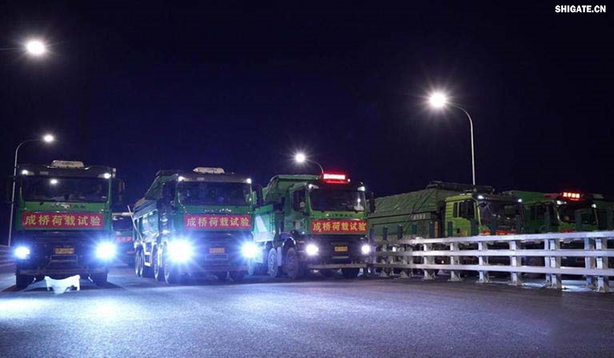 6月16日22時(shí)，世界最大跨度斜拉橋——常泰長江大橋燈火通明，車聲轟鳴，一場通車前的“極限挑戰(zhàn)”正緊張進(jìn)行。30輛總重達(dá)1200噸的四軸加載車，分批列隊(duì)駛上橋面預(yù)先劃定的?？奎c(diǎn)，并由提前布置在橋梁各關(guān)鍵部位的869個(gè)傳感器開展實(shí)時(shí)監(jiān)測，采集測試數(shù)據(jù)。由此，大橋跨江公鐵合建段主橋橋梁荷載試驗(yàn)全面啟動。    AA1GQ79M.jpg    這次荷載試驗(yàn)覆蓋范圍具體包括1座主跨1208米斜拉橋、2座主跨388米鋼桁拱專用航道橋、1座非通航道孔橋以及南北兩座引橋，共設(shè)計(jì)119個(gè)靜載工況和111個(gè)動載工況。其中，最大對稱靜力加載工況將動用110輛四軸加載車，總重達(dá)4400噸。試驗(yàn)將持續(xù)一周，分五個(gè)階段進(jìn)行。試驗(yàn)首日在錄安洲非通航孔橋和常州側(cè)公鐵合建段引橋?qū)嵤? 常泰長江大橋是連通常州與泰興的跨江通道，是長江上首座集高速公路、城際鐵路和普通公路三種功能于一體的雙層復(fù)合型橋梁，計(jì)劃于今年年內(nèi)基本建成。它的上層為雙向六車道高速公路，下層為雙線城際鐵路和普通公路。如此復(fù)雜的結(jié)構(gòu)，如何確保它在未來百年服役中安全可靠？答案就藏在荷載試驗(yàn)中。    AA1GQduQ.jpg    荷載試驗(yàn)堪稱橋梁通車前的“綜合大考”，是確保橋梁安全運(yùn)營的“體檢報(bào)告”。江蘇省交通工程建設(shè)局常泰長江大橋建設(shè)指揮部現(xiàn)場常務(wù)副指揮長夏鵬飛介紹，“荷載試驗(yàn)是檢測橋梁結(jié)構(gòu)安全和承載能力的重要手段，通過科學(xué)的加載測試和數(shù)據(jù)采集分析，驗(yàn)證實(shí)際成橋狀態(tài)與理論設(shè)計(jì)的鍥合度，確保常泰長江大橋運(yùn)營安全?！笨紤]到大橋主體采用鋼結(jié)構(gòu)和鋼-混凝土組合結(jié)構(gòu)，為最大限度減少晝夜溫差對測試數(shù)據(jù)的影響，所有試驗(yàn)均安排在夜間實(shí)施。  通過一系列科學(xué)嚴(yán)謹(jǐn)?shù)暮奢d測試，這座世界級多功能大橋的實(shí)際性能將得到充分檢驗(yàn)，為常泰長江大橋后續(xù)安全通車運(yùn)營提供至關(guān)重要的數(shù)據(jù)支撐。
