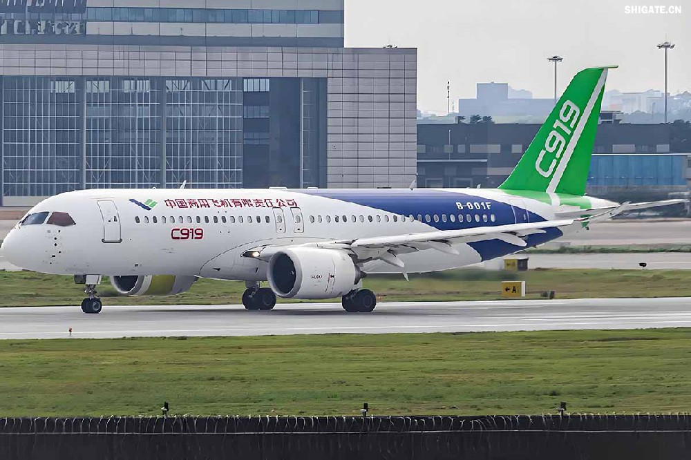 12月9日，國(guó)產(chǎn)大飛機(jī)C919的全球首家用戶東航，正式接收首架C919飛機(jī)，標(biāo)志著國(guó)產(chǎn)大飛機(jī)邁出市場(chǎng)運(yùn)營(yíng)的“第一步”，也標(biāo)志著中國(guó)民航運(yùn)輸市場(chǎng)首次擁有中國(guó)自主研發(fā)的噴氣式干線飛機(jī)。  消息傳來(lái)，河鋼集團(tuán)干部職工倍感振奮。因?yàn)?，?guó)產(chǎn)大飛機(jī)工程也凝聚了河鋼干部職工的心血和汗水，見證了河鋼人的獨(dú)特貢獻(xiàn)。河鋼自主研發(fā)的390mm大厚度調(diào)質(zhì)鋼20MnNiMo，填補(bǔ)國(guó)內(nèi)空白，用于大飛機(jī)項(xiàng)目的核心設(shè)備——世界最大的8萬(wàn)噸級(jí)模鍛壓機(jī)制造，為國(guó)產(chǎn)大飛機(jī)提供堅(jiān)強(qiáng)的鋼鐵支撐。    建功大國(guó)重器  航空模鍛件是飛機(jī)的“鋼脊鐵翅”，需要大型的模鍛設(shè)備才能高質(zhì)量批量鍛制。在中國(guó)制造大型模鍛壓機(jī)之前，僅有美國(guó)、俄羅斯、法國(guó)3個(gè)國(guó)家有類似設(shè)備，最大鍛造等級(jí)為俄羅斯的7.5萬(wàn)噸級(jí)。  2003年，我國(guó)啟動(dòng)重型模鍛壓機(jī)論證，組成專家隊(duì)伍開始研制世界最大的8萬(wàn)噸級(jí)大型模鍛壓機(jī)。正是該項(xiàng)目的啟動(dòng)，讓河鋼與國(guó)產(chǎn)大飛機(jī)結(jié)下不解之緣。  制造模鍛壓機(jī)機(jī)架所用頂級(jí)鋼板——大厚度調(diào)質(zhì)鋼20MnNiMo，是該裝備中生產(chǎn)難度最大的鋼種，內(nèi)部致密度、純潔度、機(jī)械性能及平直度等各項(xiàng)標(biāo)準(zhǔn)要求極高，且由于鋼板大單重、大厚度，其表面質(zhì)量、性能合格率、探傷合格率極難保證，生產(chǎn)難度很大。此前，國(guó)內(nèi)沒有廠家能夠生產(chǎn)，國(guó)外進(jìn)口同類鋼板每噸價(jià)格高達(dá)8萬(wàn)元。  “為國(guó)造好鋼，建功大國(guó)重器。助力大飛機(jī)制造，河鋼人義不容辭！”2009年2月，接到任務(wù)的河鋼集團(tuán)舞鋼公司（以下簡(jiǎn)稱舞鋼）立即組織技術(shù)人員開展專項(xiàng)攻關(guān)，先后解決了鋼板內(nèi)部金屬致密度純潔度、鋼板表面質(zhì)量、鋼板熱處理機(jī)械性能、鋼板平直度等多項(xiàng)重大技術(shù)難題。  經(jīng)過(guò)6個(gè)多月的攻堅(jiān)克難，2009年7月，總量為82塊、2348噸的390mm大厚度調(diào)質(zhì)鋼20MnNiMo全部生產(chǎn)完畢并成功交付。產(chǎn)品各項(xiàng)性能均超出國(guó)外同類產(chǎn)品標(biāo)準(zhǔn)，完全能夠滿足使用要求，價(jià)格卻遠(yuǎn)遠(yuǎn)低于同類進(jìn)口產(chǎn)品，鋼板全部高質(zhì)量按期交貨，獲得高度評(píng)價(jià)。  2013年4月，8萬(wàn)噸級(jí)大型模鍛壓機(jī)建成投產(chǎn)。這臺(tái)總高42米、總重2.2萬(wàn)噸的世界最大模鍛壓機(jī)，最大模鍛壓制力可達(dá)1000MN，壓機(jī)尺寸、整體質(zhì)量和最大單件重量均為世界之首，僅用3分半鐘便可制作一個(gè)飛機(jī)起落架，將我國(guó)高端重大裝備的制造能力托舉到國(guó)際頂級(jí)水平。  2015年11月2日，由8萬(wàn)噸大型模鍛壓機(jī)生產(chǎn)出的首款新一代噴氣式干線客機(jī)C919，面向全球公開亮相，壓機(jī)尺寸、整體質(zhì)量和最大單件重量均為世界之首。    研發(fā)“爭(zhēng)氣鋼”  在河鋼人心中，為國(guó)產(chǎn)大飛機(jī)項(xiàng)目關(guān)鍵設(shè)備自主研發(fā)“爭(zhēng)氣鋼”，是一份舍我其誰(shuí)的光榮和信任，更是一份為國(guó)爭(zhēng)光的使命和責(zé)任。秉持著這樣的認(rèn)識(shí)和定位，舞鋼技術(shù)人員充分發(fā)揮技術(shù)優(yōu)勢(shì)，通力協(xié)作、密切配合，圓滿完成390mm大厚度調(diào)質(zhì)鋼20MnNiMo研制任務(wù)。大厚度調(diào)質(zhì)鋼20MnNiMo的研發(fā)過(guò)程中，煉鋼過(guò)程是關(guān)鍵環(huán)節(jié)之一?！坝捎?90毫米厚的大飛機(jī)用調(diào)質(zhì)鋼20MnNiMo要求內(nèi)部致密度、潔凈度、調(diào)質(zhì)后機(jī)械性能等各項(xiàng)標(biāo)準(zhǔn)都非常高，在一煉鋼環(huán)節(jié)，生產(chǎn)高品質(zhì)的合格電渣錠熔煉母材——優(yōu)質(zhì)20MnNiMo連鑄坯是基礎(chǔ)?！弊鳛槲桎撾娫厝奂夹g(shù)的首批研發(fā)者、參與者、見證者，舞鋼一檔技術(shù)主管畢殿閣談及該鋼的研發(fā)記憶猶新，“在此之前，20MnNiMo鋼種從未在舞鋼一煉鋼1900mm連鑄機(jī)生產(chǎn)線上生產(chǎn)過(guò)?！? 據(jù)畢殿閣介紹，由于高鎳高鉬連鑄坯易產(chǎn)生裂紋，生產(chǎn)困難不可想象。但大飛機(jī)項(xiàng)目作為國(guó)家一項(xiàng)重大項(xiàng)目，“建功大國(guó)重器”激發(fā)了職工們的榮耀感和使命感，舞鋼為此專門成立了攻關(guān)隊(duì)，并制定了一系列激勵(lì)措施，全力以赴挑戰(zhàn)極限，克服了一切不可預(yù)見的困難。  連鑄車間從控制澆注鋼水過(guò)熱度、調(diào)整鑄機(jī)二冷水參數(shù)、調(diào)整鑄機(jī)澆注拉速等，一項(xiàng)一項(xiàng)消除可能造成澆注失敗的不利因素，成功研發(fā)出了針對(duì)20MnNiMo鋼種的澆注工藝，并保證了鋼坯成功澆注。在電渣重熔環(huán)節(jié)，創(chuàng)新渣系的研究與開發(fā)以及熔速、冷卻制度，確保電渣爐的生產(chǎn)順行和電渣錠內(nèi)部質(zhì)量。  20MnNiMo鋼板軋制環(huán)節(jié)，更是困難重重，最大的難關(guān)莫過(guò)于鋼板表面質(zhì)量及板型軋制攻關(guān)。  今年50歲的“河鋼工匠”、舞鋼軋鋼首批高級(jí)作業(yè)師任亞強(qiáng)是當(dāng)時(shí)20MnNiMo軋制攻關(guān)團(tuán)隊(duì)的主操手。“當(dāng)時(shí)是20MnNiMo鋼板的國(guó)內(nèi)首次生產(chǎn)，我們必須要精心操作、精準(zhǔn)控制，努力實(shí)現(xiàn)‘國(guó)內(nèi)首創(chuàng)’優(yōu)秀成果。”為此，任亞強(qiáng)連續(xù)半個(gè)月堅(jiān)守在崗位上，并通過(guò)自己的觀察、思考，提出在軋制中對(duì)留尾、展寬及道次壓下量進(jìn)行優(yōu)化，改善鋼板平直度，在終軋道次采用低速大壓下規(guī)程軋制的工藝改進(jìn)方案。方案實(shí)施后，攻克了該鋼表面不允許有任何缺陷，平直度不超過(guò)6mm/米的行業(yè)軋制技術(shù)難題，圓滿完成該鋼種的軋制任務(wù)。  “人隨鋼走”是研發(fā)團(tuán)隊(duì)成員、舞鋼科技部核電鋼研究所主管工程師張萌工作狀態(tài)的寫照。那段時(shí)間里，他日夜跟蹤生產(chǎn)，從煉鋼到軋鋼，采集記錄數(shù)據(jù)，為各環(huán)節(jié)的技術(shù)升級(jí)積淀原始依據(jù)。  為攻克該類大厚度鋼板內(nèi)部性能易波動(dòng)行業(yè)難題，他和同事輪流在生產(chǎn)現(xiàn)場(chǎng)熬夜，實(shí)在困了就趴在桌子邊打個(gè)盹兒。經(jīng)過(guò)反復(fù)研究、試驗(yàn)，他們最終找出了問(wèn)題原因，根據(jù)試驗(yàn)數(shù)據(jù)三次對(duì)工藝進(jìn)行技術(shù)升級(jí)，得到了最優(yōu)工藝方案，也為后續(xù)其他品種電渣鋼的研發(fā)打下基礎(chǔ)。在鋼板熱處理工序，專門對(duì)一軋鋼的車底式爐進(jìn)行技術(shù)升級(jí)攻關(guān)，保證了390mm厚、5米多長(zhǎng)的鋼板熱處理冷卻后的性能穩(wěn)定；他們創(chuàng)新鋼板壓平工藝，攻克了鋼板的平直度難以控制的技術(shù)難題。  回憶那段難忘的研制經(jīng)歷，張萌動(dòng)情地說(shuō)：“在熱處理環(huán)節(jié)，面對(duì)著數(shù)百度的輻射高溫，我們的職工們一只胳膊擋住被烤得生疼的臉，另一只胳膊湊近鋼板去放墊塊。正是經(jīng)受住這樣的‘烤’驗(yàn)，和精細(xì)到每一個(gè)環(huán)節(jié)的全方位過(guò)程控制，才讓我們收獲了來(lái)之不易的研發(fā)碩果?！?   點(diǎn)亮河鋼品牌  390mm大厚度調(diào)質(zhì)鋼20MnNiMo的成功研制，為舞鋼積淀了豐厚的技術(shù)優(yōu)勢(shì)——“大飛機(jī)項(xiàng)目用390mm厚20MnNiMo鋼板的研制開發(fā)”技術(shù)成果榮獲中國(guó)鋼鐵工業(yè)協(xié)會(huì)、中國(guó)金屬學(xué)會(huì)和河北省冶金科學(xué)技術(shù)獎(jiǎng)；電渣重熔技術(shù)成為舞鋼當(dāng)前的“王牌技術(shù)”之一，電渣重熔水電鋼S500Q、S550Q最大厚度達(dá)到285mm厚度，在國(guó)內(nèi)獨(dú)占鰲頭；核電鋼Q345D國(guó)標(biāo)一級(jí)探傷要求380mm厚度規(guī)格品質(zhì)國(guó)內(nèi)首屈一指……以研發(fā)國(guó)家重大工程急需鋼材為己任，舞鋼在全面對(duì)接高端市場(chǎng)、服務(wù)國(guó)家重大工程中，實(shí)現(xiàn)了產(chǎn)品競(jìng)爭(zhēng)力的快速提升。  在航空航天用鋼領(lǐng)域，舞鋼為中國(guó)首次載人航天飛行及天宮一號(hào)、神舟九號(hào)和長(zhǎng)征二號(hào)F的研制配套做出了突出貢獻(xiàn)。同時(shí)，在水電、核電、石油化工煤化工、海洋工程、高層建筑、橋梁等用鋼諸多領(lǐng)域，均發(fā)揮了關(guān)鍵性作用。  舞鋼的產(chǎn)品創(chuàng)新研發(fā)，是河鋼持續(xù)推進(jìn)客戶結(jié)構(gòu)、產(chǎn)品結(jié)構(gòu)“兩個(gè)結(jié)構(gòu)優(yōu)化”的縮影。近年來(lái)，河鋼大力培育行業(yè)第一、唯一，加快在超高強(qiáng)汽車鋼、覆膜家電板、海工鋼等領(lǐng)域打造更多“單打冠軍”。  研制開發(fā)的船用LNG低溫奧氏體型高錳鋼、超厚加釩鉻鉬鋼板、特殊功能鋅鋁鎂涂層等30余個(gè)新產(chǎn)品填補(bǔ)國(guó)內(nèi)空白。核電用鋼、海洋工程用鋼、鍋爐及壓力容器用鋼、高強(qiáng)抗震鋼筋等產(chǎn)品國(guó)內(nèi)第一品牌優(yōu)勢(shì)更加凸顯……  如今，河鋼定制研發(fā)的一系列高端產(chǎn)品廣泛應(yīng)用于港珠澳大橋、“華龍一號(hào)”核電站、“天眼”工程、奧運(yùn)工程、國(guó)產(chǎn)大飛機(jī)、極地重載運(yùn)輸船、航空航天等系列重大科技和工程項(xiàng)目，在鑄就“大國(guó)重器”中彰顯了河鋼品牌的力量與擔(dān)當(dāng)。